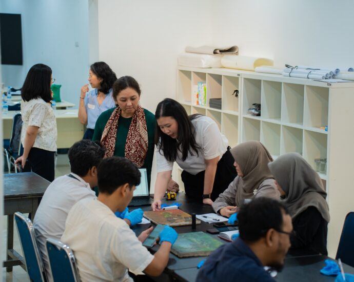 Kolaborasi Kemendikbudristek dan The University of Melbourne dalam Lokakarya Konservasi Lukisan