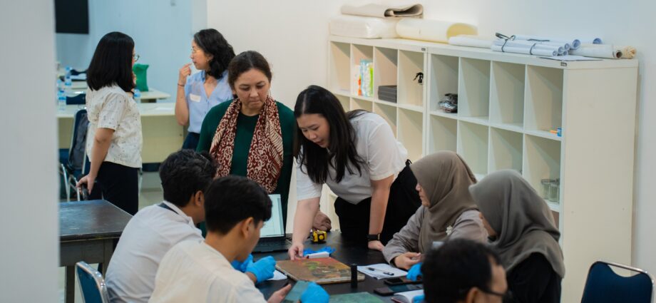 Kolaborasi Kemendikbudristek dan The University of Melbourne dalam Lokakarya Konservasi Lukisan