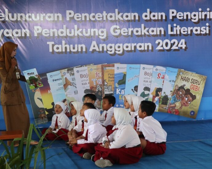 Kemendikbudristek Distribusikan Lebih dari 4 Juta Buku ke Sekolah di Indonesia