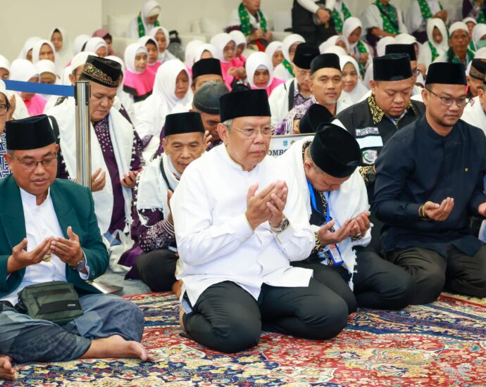 Benyamin Davnie Lepas 393 Calon Jemaah Haji dari Tangsel, Berdoa untuk Haji yang Mabrur