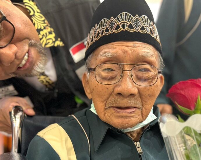 Jemaah Tertua Indonesia, Veteran Harjo Mislan, Tersenyum Lihat Bendera Merah Putih di Seragam Petugas Haji