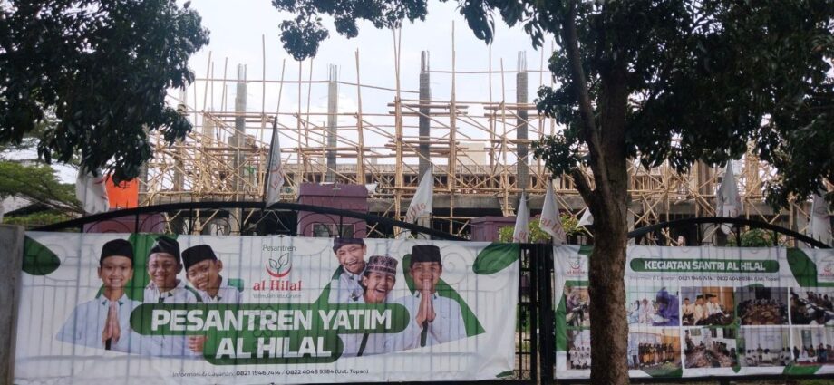 Pembangunanmasjid dua lantai p0esantren Al Hilal