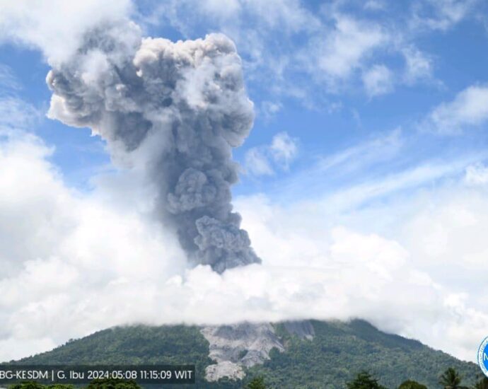Status Gunung Api Ibu Ditingkatkan Menjadi Siaga