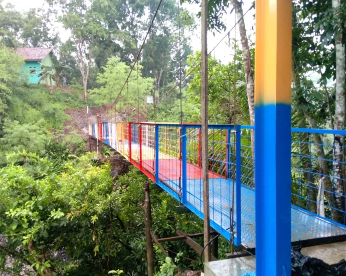 Telkom Rekonstruksi Jembatan Gantung di Desa Cimahpar untuk Tingkatkan Akses dan Perekonomian