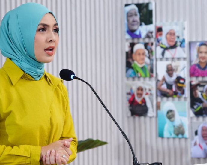 Jemaah Bersiap Menuju Arafah: Pemindaian Kartu Pintar Sebelum Naik Bus