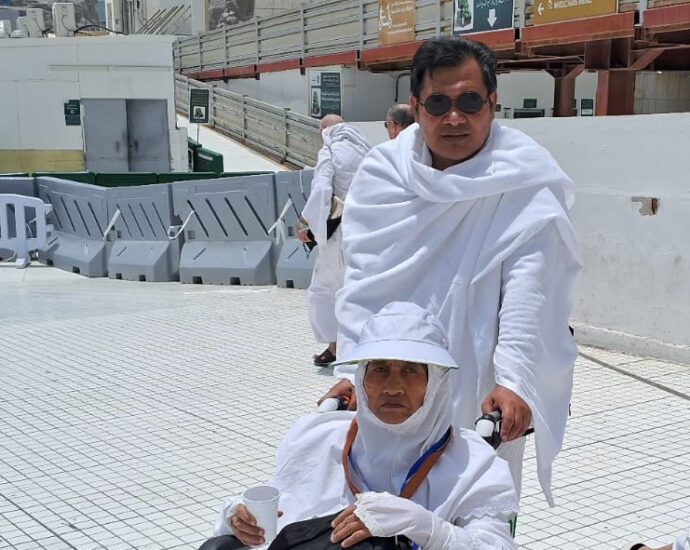 Kami ingin berbagi kebahagiaan. Pada Haji 2024, kami bertiga berkesempatan menunaikan rukun Islam kelima sebagai jemaah haji mandiri