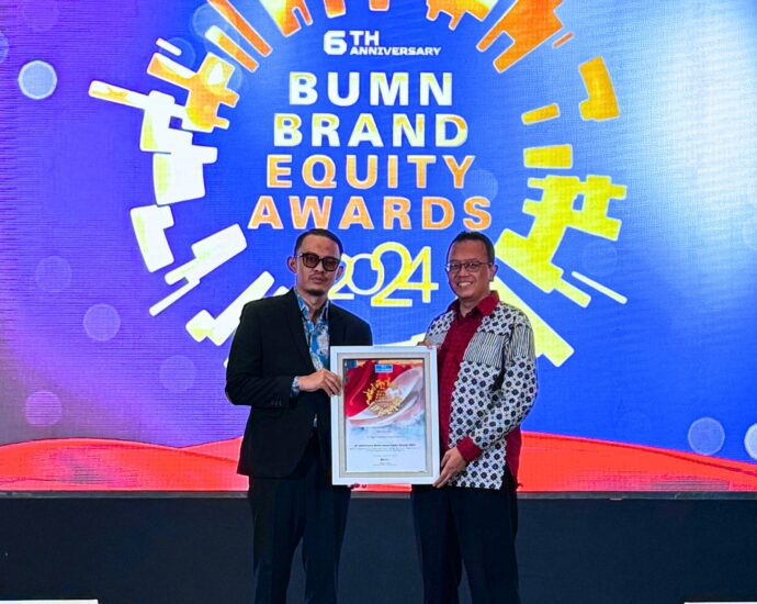 Bio Farma mendapatkan penghargaan Best Commercial Reputation dan Social Reputation in Pharmaceutical Category pada ajang 6th Anniversary Indonesia BUMN Awards 2024