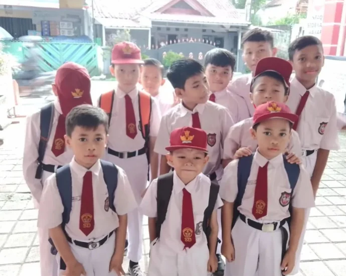 Anak yatim adalah bagian dari masyarakat yang sangat rentan dan memerlukan perhatian khusus dari kita semua sebagai warga negara.
