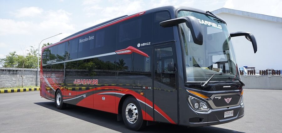 Juragan 99 Trans Buka Rute Malang-Bogor, Sleeper Bus Hanya 600 ribu BERITAUNGGULAN.COM, JAKARTA - Juragan 99 Trans, salah satu unit bisnis unggulan J99 Corp membuka rute baru Malang – Surabaya – Bogor (PP) dengan titik pemberhentian di Malang – Surabaya – Ngawi - Bekasi Timur – Pulogebang - Cububur, dan berakhir di Terminal Baranangsiang, Bogor. Sementara bus yang berangkat dari Bogor akan melalui pemberhentian Cibubur – Pulogebang – Bekasi Timur – Subang – Surabaya – Malang (berakhir di garasi). Dibuka secara resmi pada 10 Juni 2024, Juragan 99 Trans menyediakan 4 armada bus bernama Casper, Garfield, Flintstone, dan Soooby Doo yang siap melayani rute baru ini dengan tipe bus full sleeper 18 seat bersasis Mercedes-Benz 1626 Air Suspension dengan karoseri Adiputro dan Morodadi. Rute baru ini akan diberangkatkan sebanyak masing-masing 2 (dua) kali pada pagi dan sore hari, baik dari Malang (garasi Juragan 99 Trans) maupun dari Bogor (Terminal Baranangsiang). Gilang W. Pramana, founder Juragan 99 Trans dan J99 Corp. mengungkapkan alasannya membuka rute baru tersebut. “Dari data yang kami miliki, traffic dan permintaan pasar ke wilayah tersebut cukup tinggi. Pembukaan rute baru ini menyasar ke konsumen yang sering bepergian menggunakan kereta api dan pesawat. Apalagi berbagai fasilitas mumpuni siap kami berikan untuk memanjakan konsumen. Dengan sasis Mercedes-Benz 1626 air suspension full sleeper 18 seater sehingga ruangan menjadi lebih lega dan nyaman, kami jamin perjalanan akan terasa menyenangkan. Kami juga menyediakan makan dan free snack, juga toilet yang dirancang menggunakan septic tank khusus sehingga bisa digunakan untuk buang air besar, dimana bus-bus Juragan 99 Trans adalah satu-satunya yang memiliki fasilitas ini. Dengan fasilitas-fasilitas tersebut, kami ingin ketika para penumpang turun dari bus Juragan 99 Trans mereka merasa seperti juragan. Ketika perasaan itu disampaikan ke keluarga, teman atau kerabat secara luas maka akan terjadi disrupsi dengan tak lagi memandang bus itu levelnya di bawah kereta api atau pesawat karena bus saat ini menawarkan kenyamanan dan fasilitas yang tak kalah dengan apa yang ditawarkan oleh kereta api dan pesawat.” Harga tiket bus AKAP maupun bus wisata Juragan99 Trans sangat bersaing, dengan fasilitas dan layanan yang unggul di kelasnya. Untuk AKAP Malang – Bogor harga berada di kisaran Rp 600,000. Untuk reservasi tiket seluruh rute bus Juragan 99 Trans, calon penumpang bisa melakukan pemesanan melalui aplikasi “juragan99trans” yang bisa didownload di google play dan appstore.