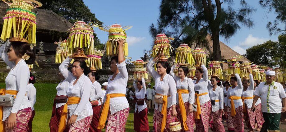 Icon Wisata Budaya Unik Tradisi Mepeed Di Bali