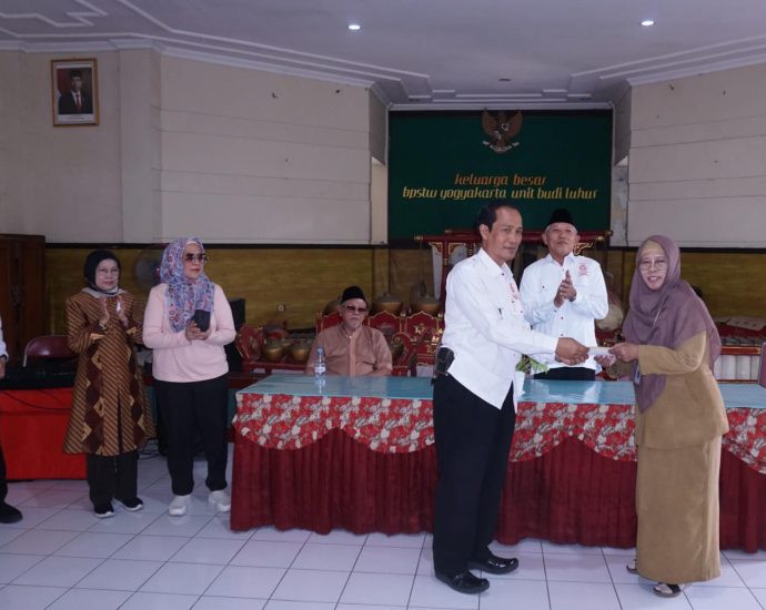 Owner, Managemen dan Karyawan Hotel Royal Darmo Malioboro Berbagi ke Panti Tresna Werdha