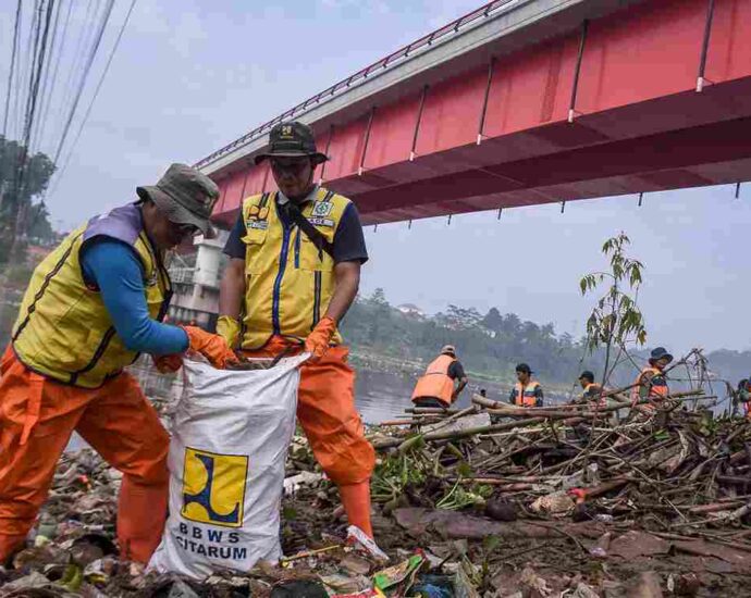 Petugas Gabungan Membersihkan Sampah di Sungai Citarum Batujajar KBB