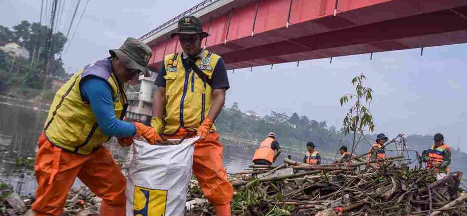 Petugas Gabungan Membersihkan Sampah di Sungai Citarum Batujajar KBB