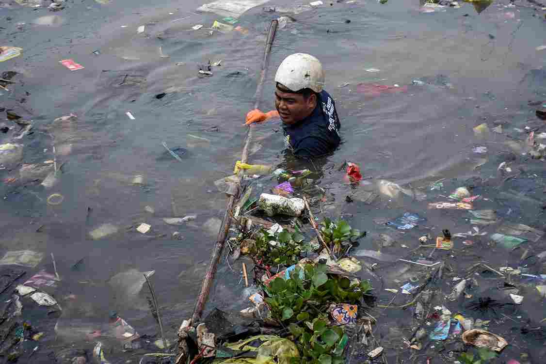 Petugas Gabungan Membersihkan Sampah di Sungai Citarum Batujajar KBB