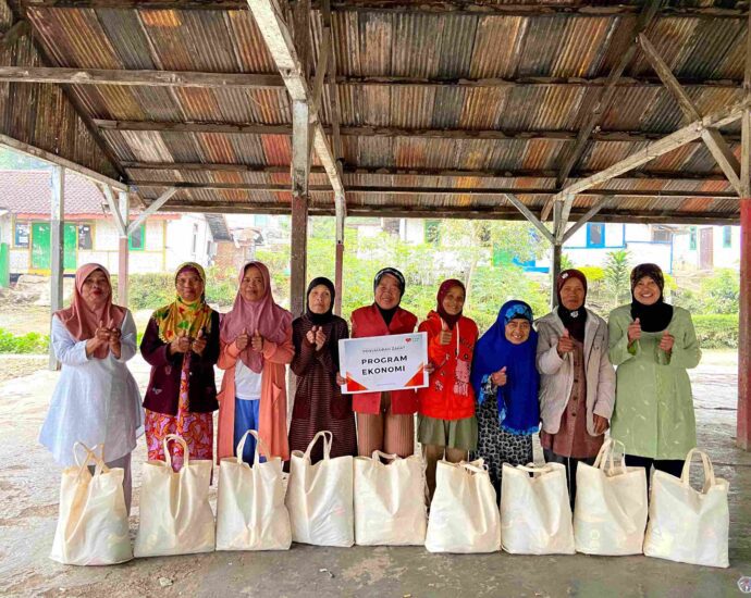 Relawan Rumah Zakat Salurkan 100 Paket Sembako di Bandung