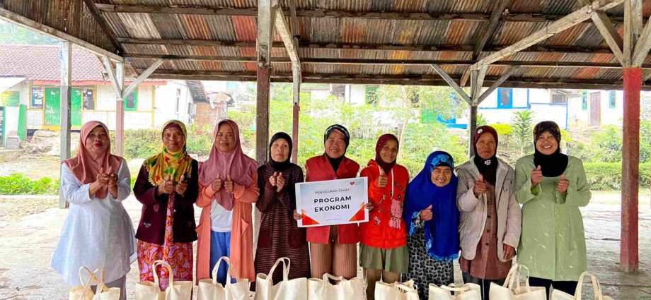 Relawan Rumah Zakat Salurkan 100 Paket Sembako di Bandung