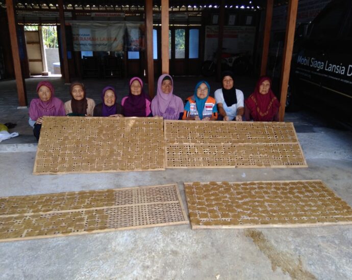 Desa Ramah Lansia Rumah Zakat Hasilkan Produksi Lempeng Ndeso Simbah
