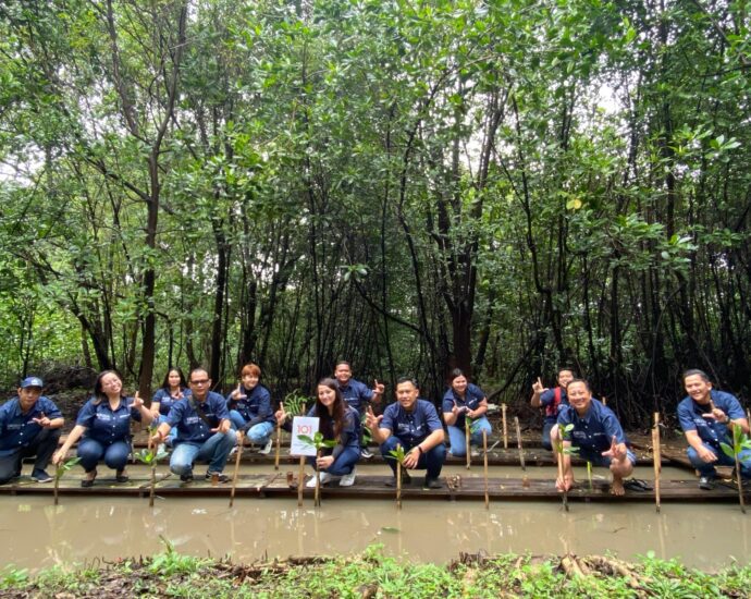 1O1 URBAN Jakarta Kelapa Gading Aksi Penanaman Bibit Mangrove di Anniversary ke-11