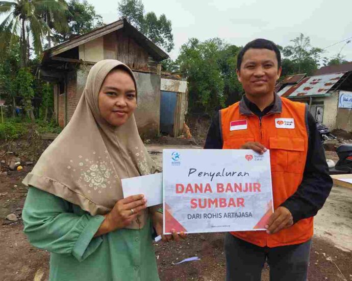 Rumah Zakat dan Rohis Artajasa Salurkan Dana Banjir di Tanah Datar, Sumatera Barat
