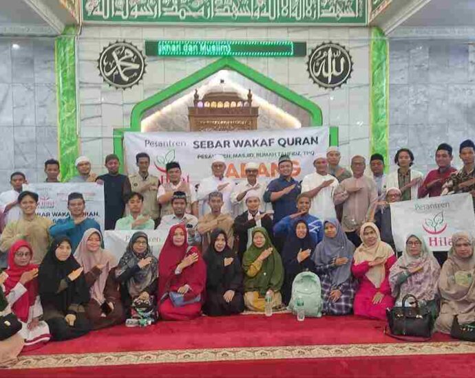 LAZISWAF Al Hilal Salurkan Ribuan Wakaf Quran Dan Buku Islam di Tanah Minang