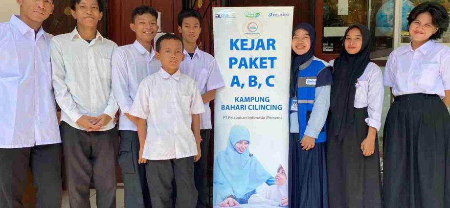 PT Pelindo Bersama Rumah Zakat Salurkan Beasiswa Pendidikan