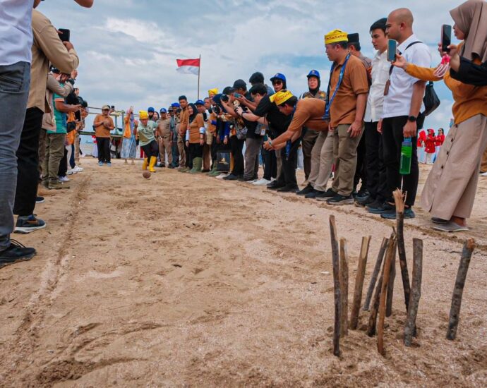 Menparekraf Sandiaga Uno Antusias Main Bowling Kelapa di Desa Wisata Nipah Nipah