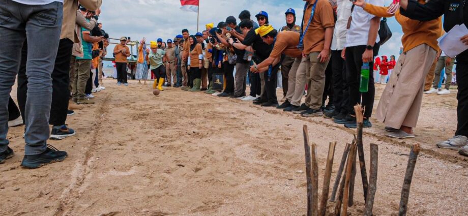 Menparekraf Sandiaga Uno Antusias Main Bowling Kelapa di Desa Wisata Nipah Nipah