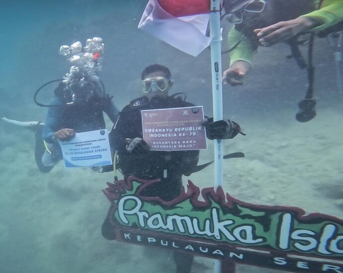Menparekraf Kibarkan Bendera Merah Putih di Bawah Laut untuk Peringati HUT Ke-79 RI