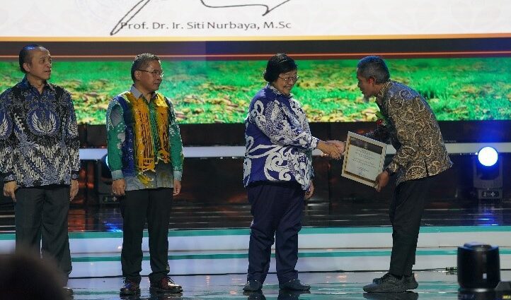 Menteri LHK Berikan Penghargaan kepada 13 Kepala Daerah atas Dukungan Gerakan Sekolah Adiwiyata