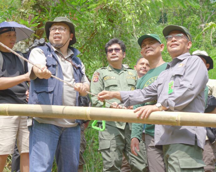 Bio Farma melalui program Tanggung Jawab Sosial Lingkungan (TJSL) bekerja sama dengan Balai Besar Konservasi Sumber Daya Alam (BBKSDA) Jawa Barat dan The Aspinall Foundation Indonesia Program (TAF-IP), melakukan pelepasliaran Owa Jawa (Hylobates moloch) dan Surili (Presbytis comata) di Kawasan Cagar Alam Gunung Tilu