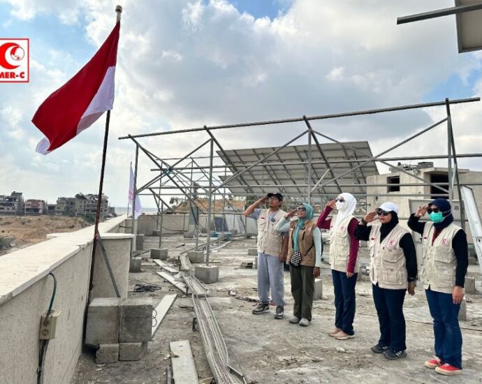 Peringati Hari Kemerdekaan RI ke-79, Relawan MER-C Adakan Upacara Pengibaran Bendera Merah Putih di RS Indonesia Gaza