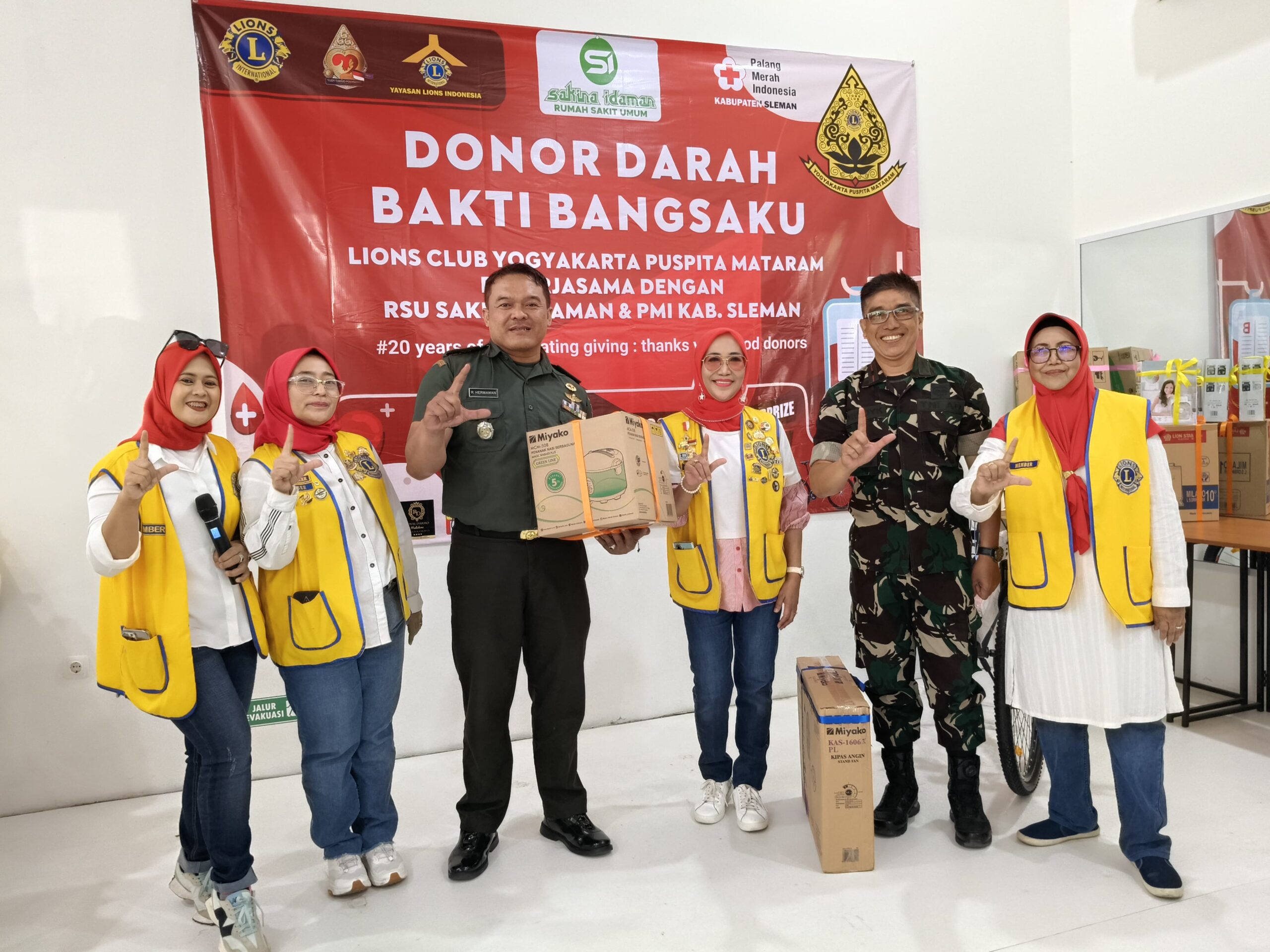 LCYPM yang di dukung oleh Yayasan Lions Indonesia (YLI) bekerja sama dengan RSU Sakina Idaman dan PMI kabupaten Sleman mengadakan kegiatan donor darah