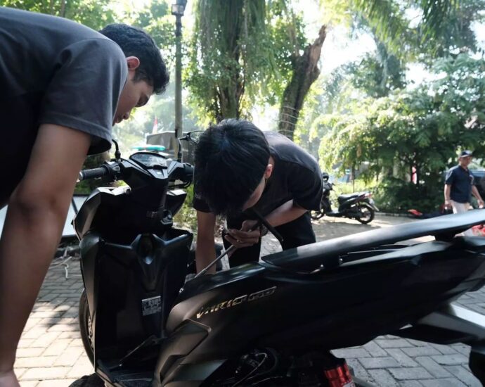 Gebyar HUT RI Ke 79, Disnaker Depok Berikan Service Sepeda Motor Gratis