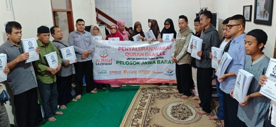 LAZISWAF Pesantren Al Hilal Salurkan Wakaf Quran dan Iqra Braille Kepada 10 Santri Tunanetra Tasikmalaya Selatan