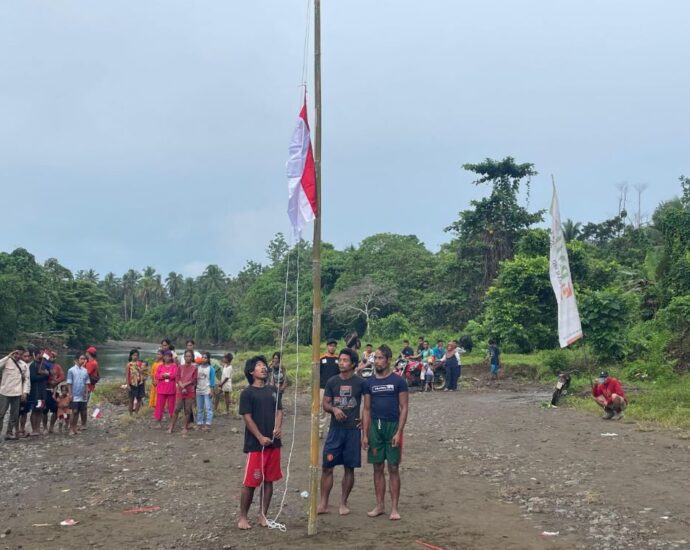 Upacara di tepian sungai