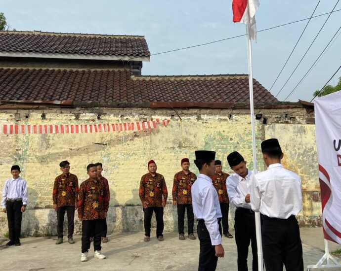 Sambut HUT RI ke-79, Pesantren Al Hilal Gelar Upacara Pengibaran Bendera 
