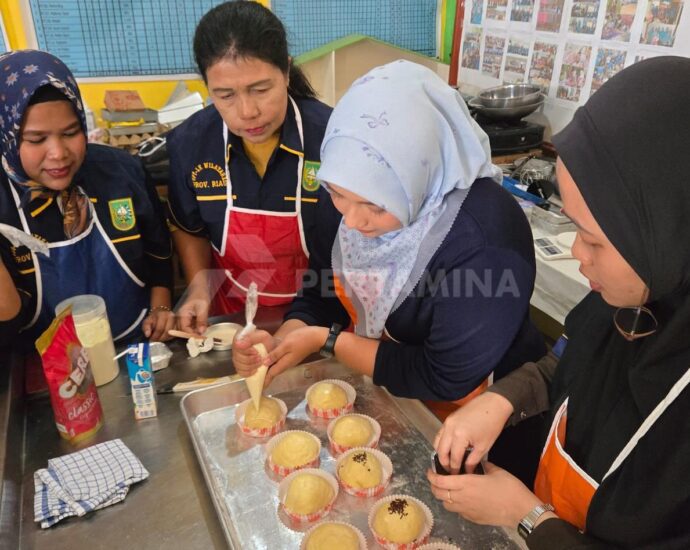 Kilang Dumai Latih Warga Dumai dengan Keterampilan Tata Boga