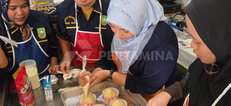 Kilang Dumai Latih Warga Dumai dengan Keterampilan Tata Boga