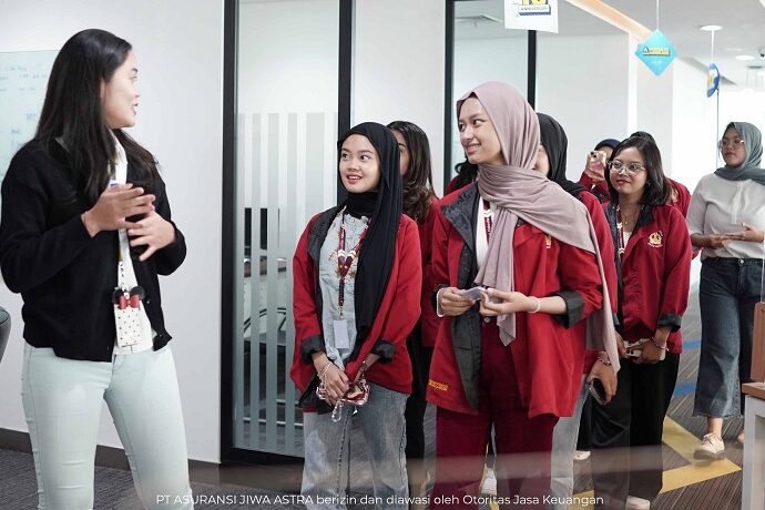 220 Mahasiswa Undip, ITB, Unpad dan UI Melek Finansial di Astra Life