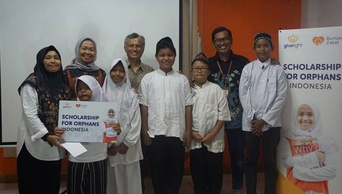 Kolaborasi Rumah Zakat dan Givelight, Berikan Beasiswa untuk 202 Anak Yatim dan Piatu