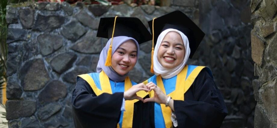 Cerita Sevanya dan Zakiyah, Wisudawan Unisba Peraih Beasiswa