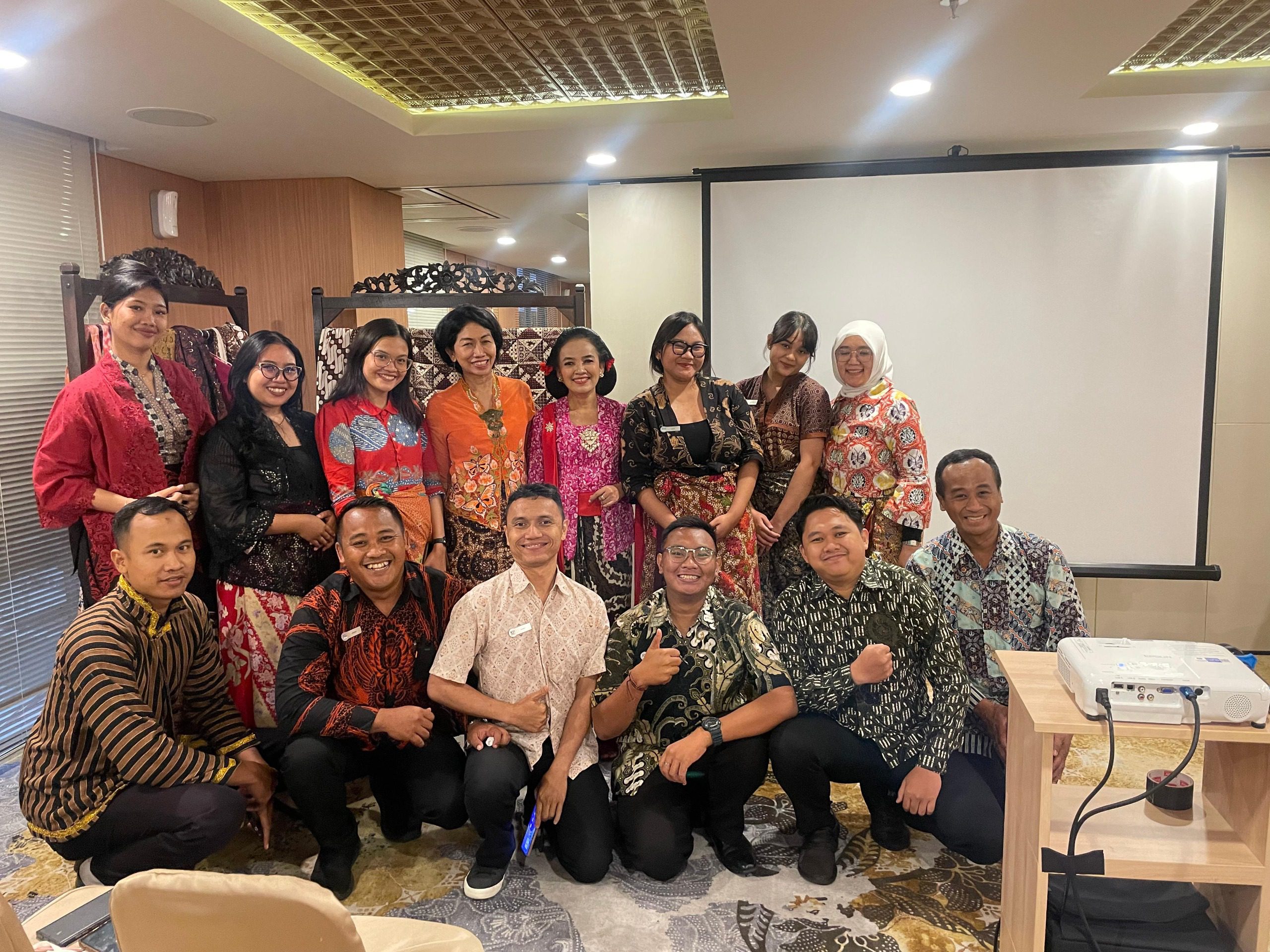 workshop dan juga breakfast talk mengenai filosofi motif batik kepada tamu menginap di AMERTA Restaurant