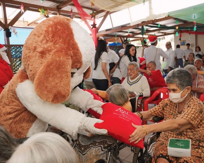 Mengisi Panti Jompo dengan Kebahagiaan Melalui Berbagi Keceriaan Natal Bersama Para Lansia