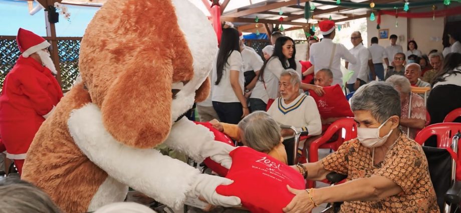 Mengisi Panti Jompo dengan Kebahagiaan Melalui Berbagi Keceriaan Natal Bersama Para Lansia