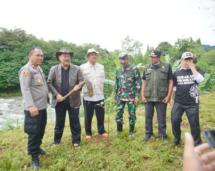 Gerakan Kali Bersih di Enchanting Valley Bogor oleh Taman Safari Indonesia