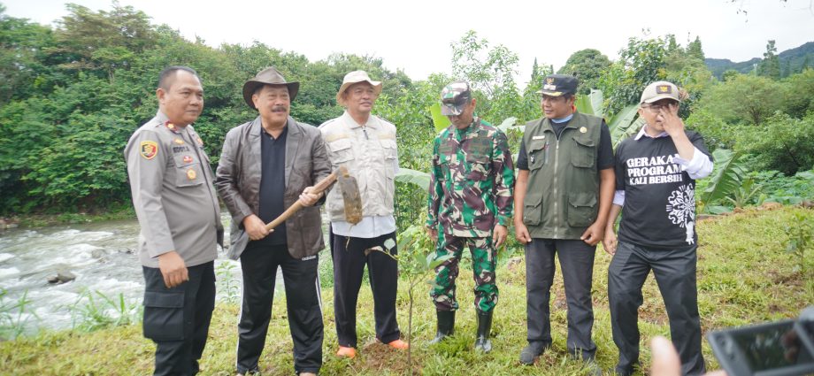 Gerakan Kali Bersih di Enchanting Valley Bogor oleh Taman Safari Indonesia