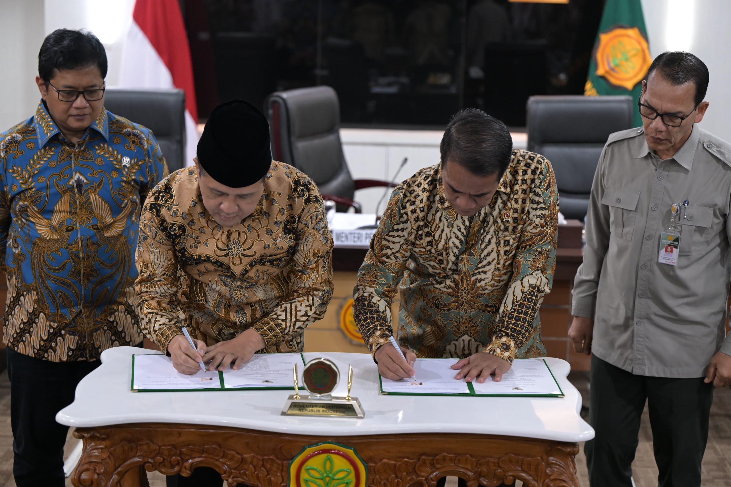 komitmen Menteri Transmigrasi M. Iftitah Sulaiman Suryanagara dan Menteri Pertanian Amran Sulaiman usai menandatangani Kesepakatan Bersama (MoU) antara kedua Kementerian, Kamis (9/1/25) di kantor Kementerian Pertanian, Ragunan, Jakarta.