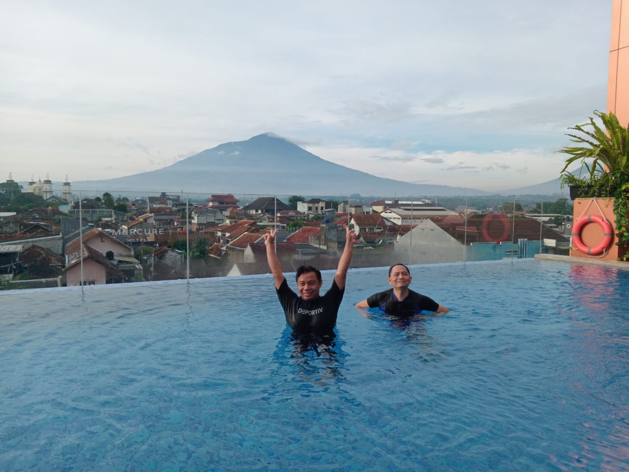 • Fasilitas lengkap: Kolam renang, pusat kebugaran, dan ruang pertemuan yang luas membuat Mercure Garut City Center menjadi pilihan yang tepat untuk berbagai acara, mulai dari konferensi hingga pernikahan