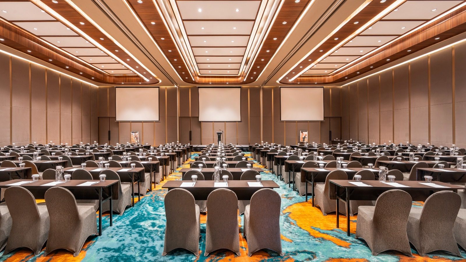 Ballroom yang luas dan dilengkapi dengan fasilitas modern siap mengakomodasi kebutuhan Anda.