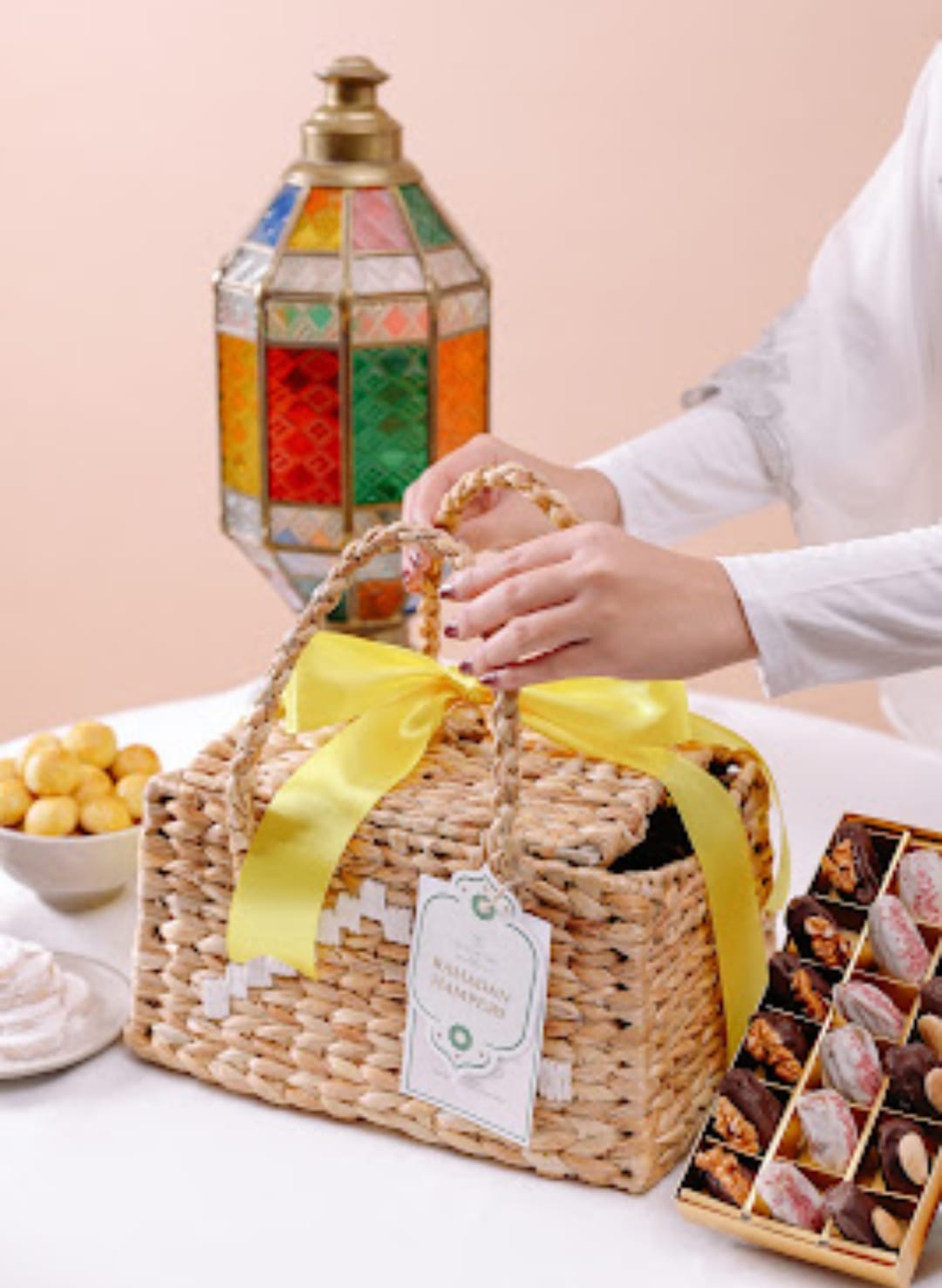 Hampers ini dikemas dengan tas berbahan eceng gondok yang ramah lingkungan, sebagai bentuk dukungan terhadap gerakan keberlanjutan